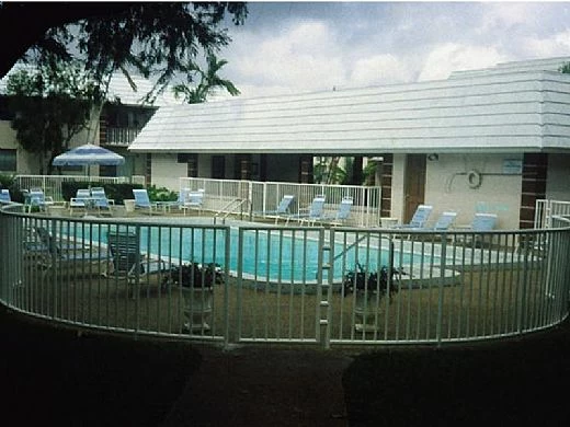 Saftron Self Closing Gate With 54" Plunger Latch For 2200 Series Fencing | 48" H X 36" W | White | FG-2202-4836-W 6 Saftron Self Closing Gate With 54" Plunger Latch For 2200 Series Fencing | 48" H X 36" W | White | FG-2202-4836-W - Image 4