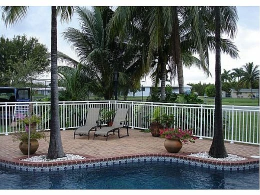 Saftron Self Closing Gate With Standard Latch For 2400 Series Fencing | 48" H X 36" W | White | FG-2401-4836-W 5 Saftron Self Closing Gate With Standard Latch For 2400 Series Fencing | 48" H X 36" W | White | FG-2401-4836-W - Image 3