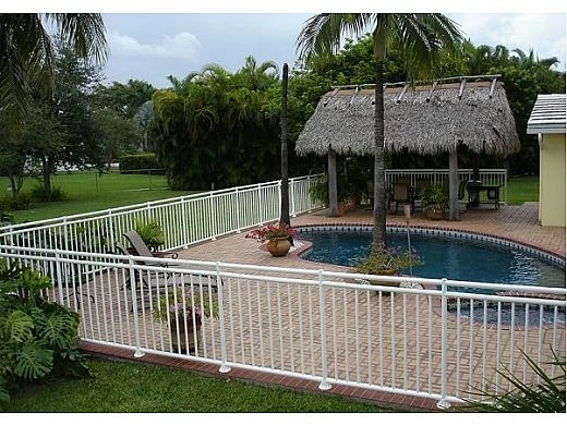 Saftron Self Closing Gate With Standard Latch For 2400 Series Fencing | 48" H X 36" W | White | FG-2401-4836-W 4 Saftron Self Closing Gate With Standard Latch For 2400 Series Fencing | 48" H X 36" W | White | FG-2401-4836-W - Image 2